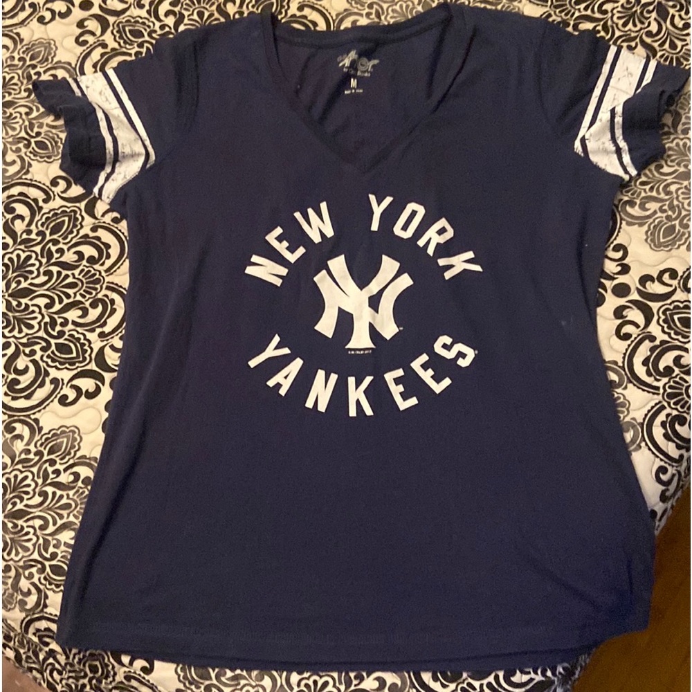 Woman’s Yankee V Neck Tee